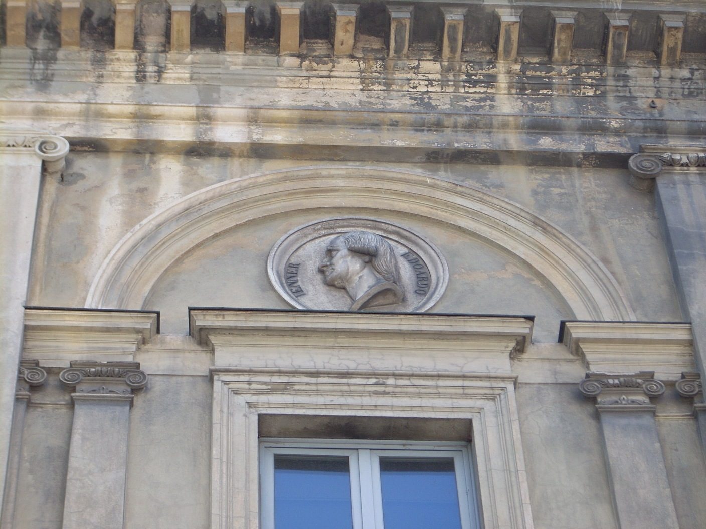 Edward Jenner s bas-relief, Old Ospedale Maggiore, Vercelli. Italy - 01.JPG